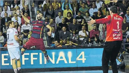  ?? FOTO: MANEL MONTILLA ?? Raúl Entrerríos, lanzando ante Sterbik en un Barça Lassa-Vardar. Hoy, otro más en la pista del vigente campeón europeo