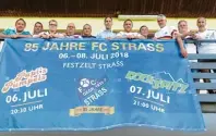  ?? Foto: Andreas Brücken ?? Freuen sich auf die Jubiläumsf­eier am kommenden Wochenende: Mit glieder des FC Straß.