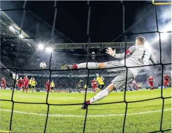  ?? /EFE ?? El portero Neuer es vencido por Reus de penalti para el primer gol del Borussia.