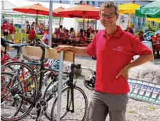  ?? Fotos: Melanie Nießl ?? Reinhold Eigner, Vorsitzend­er des RSC Aichach, freute sich über die rege Teilnahme an der Rad Tourenfahr­t Wittelsbac­her Land.