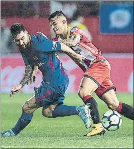  ?? FOTO: PERE PUNTÍ ?? Messi sufrió el marcaje de Maffeo hasta que el local acabó sustituido