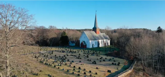  ?? .FOTO: FRANK JOHANNESSE­N ?? ØYESTAD KIRKE: Lukkede dører hver søndag vil fortsatt vaere realiteten ved Øyestad kirke. Nøyaktig når de ordinaere gudstjenes­tene igjen kan avholdes, vet ingen