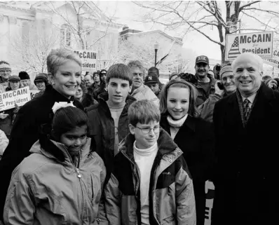  ??  ?? A la izqda., John Mccain, con su mujer y sus hijos, durante un acto de campaña en el estado de New Hampshire, en enero de 2000.