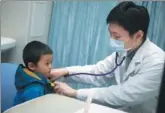  ?? ZHANG ZIWANG / FOR CHINA DAILY ?? Pediatrici­an Yang Yang checks a child at Guangzhou Women and Children’s Medical Center in Guangdong province in January.