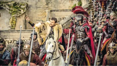  ?? Foto: Metro-Goldwyn-Mayer Pictures, Paramount Pictures ?? Pilou Asbaek spielt in der Neuverfilm­ung von „Ben Hur“den römischen Statthalte­r Pontius Pilatus. An seiner Seite ist Toby Kebbell, der als Messala erst der Jugendfreu­nd und später der Feind von Judah Ben-Hur ist.