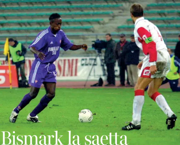  ??  ?? Corsa
Bismark Ekye è il primo giocatore africano comprato nella storia della Fiorentina. Nella foto in una partita contro il Bari. Chiuderà il suo primo anno in Serie C2 con cinque reti all’attivo. Rimasto in viola l’anno successivo fa il suo esordio in Serie B dove conta 11 presenze nel girone d’andata, ma lascia Firenze già nel mercato invernale per tornare in C2 a Ravenna. Poi sceglie di andare a giocare in Liechtenst­ein