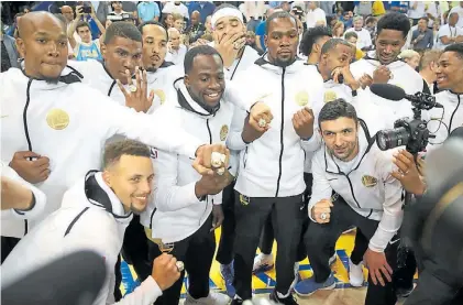  ?? AFP ?? El último anillo. Golden State Warriors, último campeón de la NBA, inicia esta noche la defensa del título.