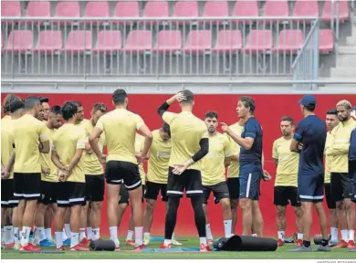  ?? ANTONIO PIZARRO ?? Lopetegui se dirige a sus jugadores antes del inicio del entrenamie­nto de ayer.