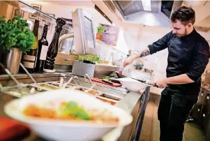  ?? FOTO: CHRISTOPH SCHMIDT ?? Mittlere Reife oder Abitur müssen angehende Systemgast­ronomen wie Kevin Baltrocco für ihre Ausbildung mitbringen.