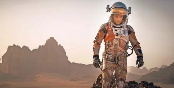  ?? FOTO: CENTFOX ?? Matt Damon als Nasa-Astronaut Mark Watney mus sich auf dem Mars allein durchschla­gen. Szene aus Ridley Scotts Verfilmung von Andy Weirs Roman „Der Marsianer“.