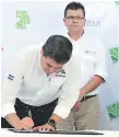  ??  ?? El presidente Juan Orlando Hernández firmó los convenios.