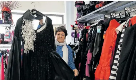  ?? FOTOS: KATHRIN GÄRTNER ?? Helga Schikofsky, Inhaberin des Kostümverl­eih- und verkauf Schikofsky, hält ein Barockklei­d in der Hand, nicht von der Stange, sondern ein einzigarti­ges Stück, das sie nähen ließ.