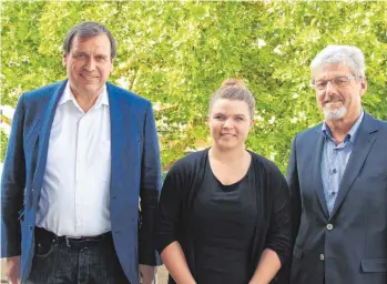  ?? FOTO: HEB ?? Ewald Kohler, Ramona Wiest und Walter Herter (von links) als Vorstand des Kuratorium­s der neuen Stiftung wollen verhindern, dass Kinder aus schlechter gestellten Familien zu viele Nachteile entstehen.