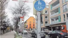  ??  ?? Mehr Platz für Fahrradfah­rer und Fußgänger: Bei der Umgestaltu­ng der Friedrichs­traße sollen Abbiege- und Mittelspur­en wegfallen.
