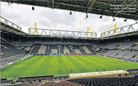  ??  ?? El Signal Iduna Park, con las gradas vacías durante
el Dortmund-Schalke.