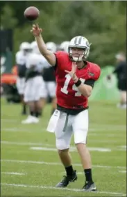  ?? SETH WENIG - THE ASSOCIATED PRESS ?? New York Jets’ quarterbac­k Sam Darnold throws during a practice at the NFL football team’s training camp in Florham Park, N.J., Monday, July 30, 2018.