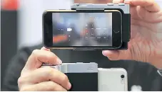  ??  ?? Miggo lanzó su nueva versión de Pictar, que convierte a los modelos de iPhone en una cámara tradiciona­l. accesorios Para sMartPHone­s