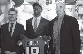  ?? THE ASSOCIATED PRESS ?? Atlanta Falcons first-round draft pick and former Alabama receiver Calvin Ridley poses with coach Dan Quinn, right, and general manager Thomas Dimitroff on Friday in Flowery Branch, Ga.