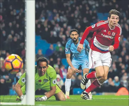  ?? FOTO: GETTY ?? Bravo, incrédulo. El portero del City no pudo salvar el remate de De Roon que significó el 1-1 definitivo.