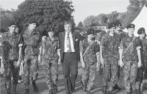  ?? ?? Maidenhead Army Cadets with the mayor at the start of the Boundary Walk in 1982. Ref:134886-4