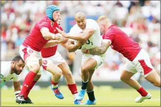  ??  ?? Wales players compete to reach England’s Jonathan Joseph (center), during their internatio­nal rugby match at
Twickenham Stadium in London on Aug 11. (AP)