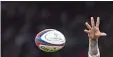  ?? Foto: dpa ?? Vielleicht fliegt das Rugby Ei am Sams tag, vielleicht auch nicht.