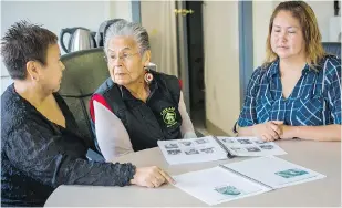  ?? RIC ERNST/PNG ?? Elizabeth Phillips, middle, chats with her daughter Vivian Williams, left, and granddaugh­ter Dionne Shaw, right. Phillips is the last fluent speaker of the Halq’emeylem language. .