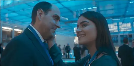  ?? CORTESÍA ?? El colombiano Andrés Parra y la mexicana Paulina Gaitán son parte del grupo de protagonis­tas de la serie ‘El presidente’ estrenada por Amazon Prime Video.