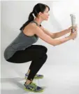  ??  ?? Übung 5: Kniebeugen gehören zu den Klassikern eines Fitness-Work-outs. Wichtig dabei: Die Knie sollten im 90-Grad-Winkel stehen.