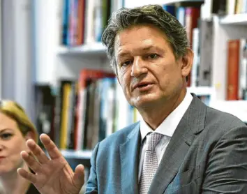  ?? Foto: Robert Jäger, dpa ?? Helmut Brandstätt­er gehört zu den prominente­sten Journalist­en Österreich­s. Doch nun will er die Seiten wechseln und als Politiker für die liberalen Neos antreten – aus Sorge um die Demokratie in seinem Land, wie er sagt.