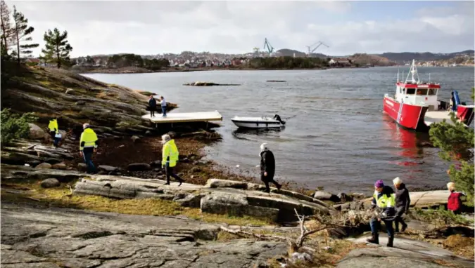  ??  ?? Kommunens delegasjon på befaring på Bragdøya i mars, med Andøya og Ytre Vågsbygd i bakgrunnen. På brygga i bakgrunnen står hytteeiern­e Sigrun og Odd Ugland.