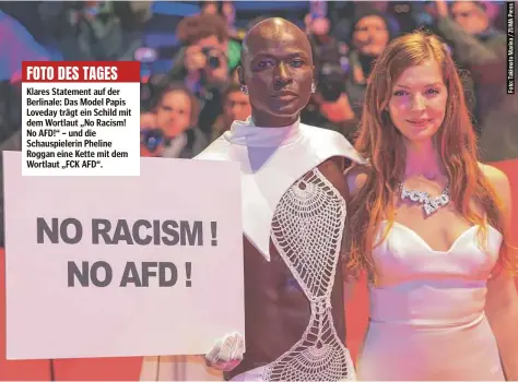  ?? ?? FOTO DES TAGES
Klares Statement auf der Berlinale: Das Model Papis Loveday trägt ein Schild mit dem Wortlaut „No Racism! No AFD!“– und die Schauspiel­erin Pheline Roggan eine Kette mit dem Wortlaut „FCK AFD“.