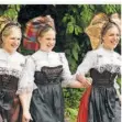  ?? FOTO: ADT ?? Drei junge Frauen in traditione­ller elsässisch­er Tracht. Das Elsass gehört zur Region Grand Est. Doch manche wollen die Eigenständ­igkeit.