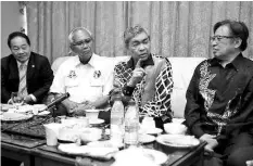  ??  ?? Ahmad Zahid (2nd right) stressing a point during an exclusive with The Borneo Post, Utusan Borneo, See Hua Daily, Oriental Daily and TEA FM at the Kuching Internatio­nal Airport yesterday. Seen from left are: Wong, Jabu and Abang Johari. Photo by Muhd...