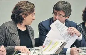  ?? ÀLEX GARCIA ?? Ada Colau y Carles Puigdemont, ayer en la firma del acuerdo