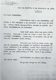  ??  ?? • Política ‘Sua posição na política brasileira é, hoje, idêntica à do Getúlio, quando este voltou do seu recolhimen­to’, afirma Schmidt a JK em fevereiro de 65.