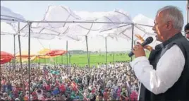  ?? MANOJ DHAKA/HT ?? AIJASS chief Yashpal Malik addressing protesters at the dharna site in Jassia village in Rohtak on Friday.