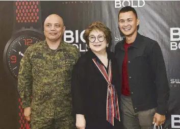  ??  ?? Philippine Army Lt. Gen Macairog Alberto, Swatch Philippine­s’ Virgie Ramos and Matteo Guidicelli.