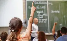  ?? Symbolfoto: Daniel Karmann, dpa ?? Damit es in der Schule klappt, ist vor allem das richtige Lernen wichtig. Doch dabei gilt es einiges zu beachten.