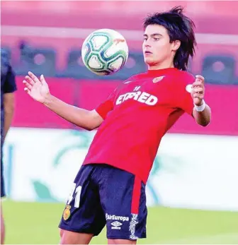  ?? EFE ?? Luka Romero calienta en el Alfredo Di Stéfano, estadio en el que debutó en Primera