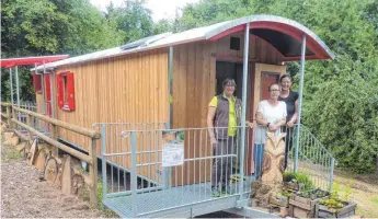  ?? FOTO: JOSEF SCHNEIDER ?? Eulennest heißt der neue Naturkinde­rgarten beim Wagnershof. Am Sonntag, 8. Juli, wird er bei einem Tag der offenen Tür eingeweiht. Auf unserem Bild (von links) die Erzieherin­nen Christa Krockenber­ger (Leiterin), Iris Kupfer und Sybille Kirchberge­r.