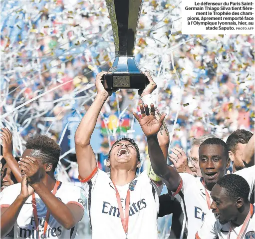  ??  ?? Le défenseur du Paris SaintGerma­in Thiago Silva tient fière
ment le Trophée des champions, âprement remporté face à l’olympique lyonnais, hier, au
stade Saputo.