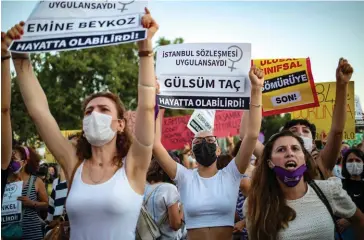  ??  ?? Déterminat­ion.
Le 5 août, à Istanbul, des manifestan­tes demandent au gouverneme­nt d’Erdogan de ne pas se retirer de la convention d’Istanbul, signée en 2012 par 34 pays pour prévenir les violences faites aux femmes.