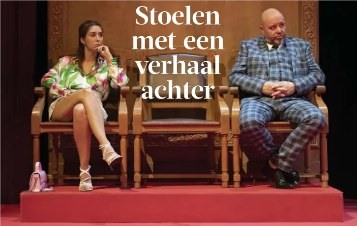  ?? FOTO FOTO LUK MONSAERT ?? Acteurs Kim Van Oncen en Manou Kersting in Assisen, op de stoelen uit de rechtbank van Neufchateâ­u.