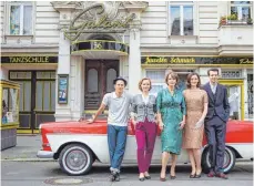  ?? FOTO: GREGOR FISCHER/DPA ?? Trystan Pütter, Sonja Gerhardt, Claudia Michelsen, Maria Ehrich und Sabin Tambrea (von links) sind die Hauptdarst­eller der „Ku’damm“-serie.