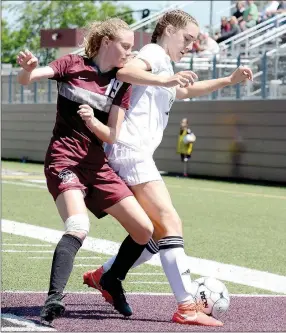  ?? Bud Sullins/Special to Siloam Sunday ?? Siloam Springs freshman Shelby Johnson fights off Benton defender Halle Stringer during the second half Saturday in the Class 6A state semifinals.