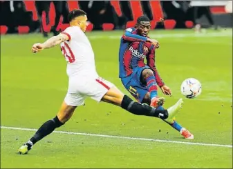  ?? MARCELO DEL POZO / REUTERS ?? Dembélé xutant a porta en el partit de dissabte a Sevilla