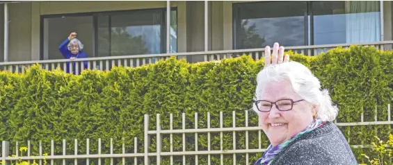  ?? FRaNCIS GEORGIAN ?? A happy and relieved Diane Barnhill waves to her 96-year-old mom Anne Hendrickso­n at the now virus-free Lynn Valley Care Centre.