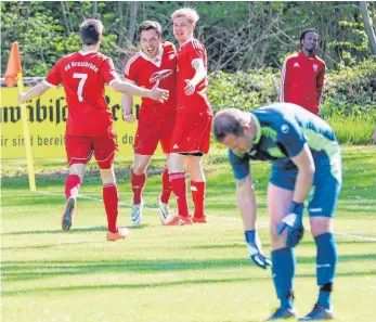  ?? FOTOS: ALEXANDER HOTH ?? Marko Föger (Mitte) erzielt das 1:0 für den SV Kressbronn. Mit ihm freuen sich seine Mitspieler Tobias Eckmann (rechts) und Felix Würstle.