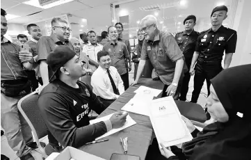  ??  ?? Deputy Human Resource Minister Datuk Mahfuz Omar (second right) get together with job seekers after opening the 2018 UTC 5.0@ Job Fair Programme yesterday. - Bernama photo